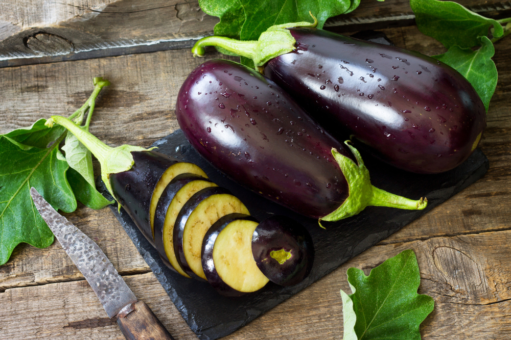 Fresh,Healthy,Raw,Purple,Eggplant,On,A,Kitchen,Wooden,Table.